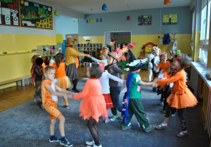 Dzieci tańczą w parach. Razem z dziećmi tańczy nauczycielka. Ujęcie 1